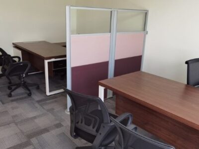 Office with full height system furniture panel_Offitek