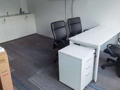 White director's desk with white mobile pedestal and white cabinet_Offitek