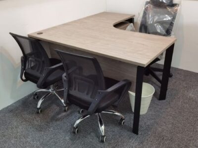 L-shaped director's desk with office chairs_Offitek