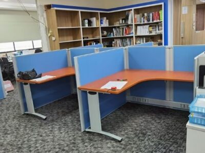 L-shape workstations with mid-height system furniture panels_Offitek