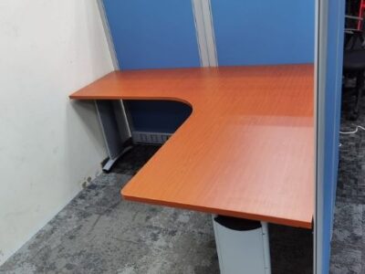 L-shaped workstation with system furniture panel_Offitek