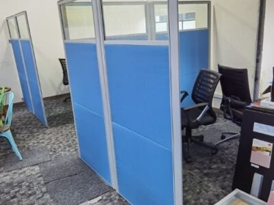 Workstation with full height system furniture panel_Offitek