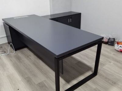 L-shaped director's desk with swing door side cabinet_Offitek