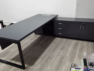 L-shaped director's desk with swing door and drawers side cabinet_Offitek