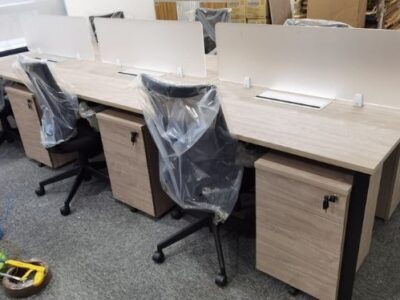 Workstation with mobile pedestal and frosted desktop acrylic panels_Offitek